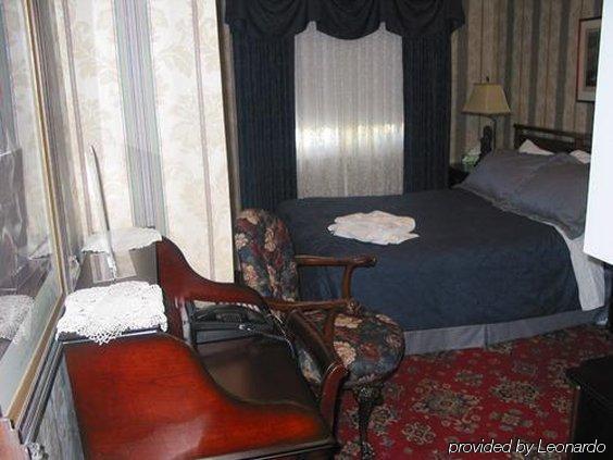 Calgary Westways Guest House Room photo
